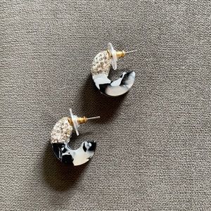 NWOT Lele Sadoughi crystal huggie hoop earrings - marble pattern acetate